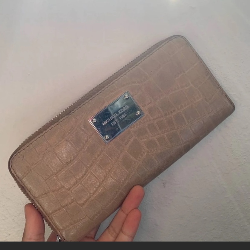 Michael Kors authentic Zip around wallet